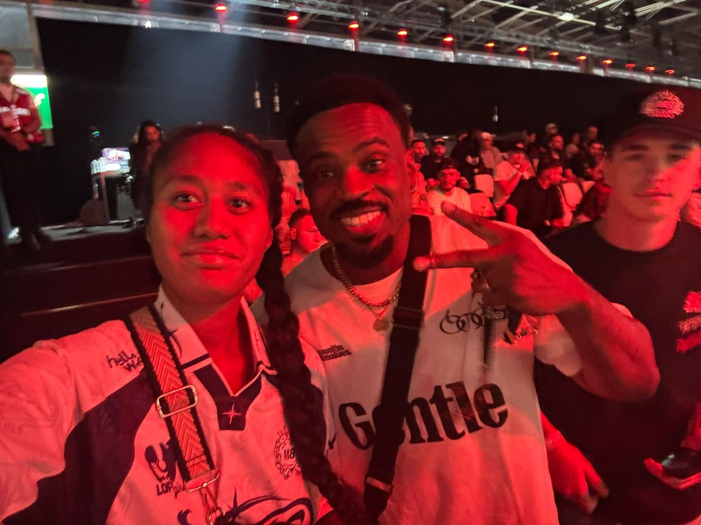 Selfie dans la salle éclairée en rouge