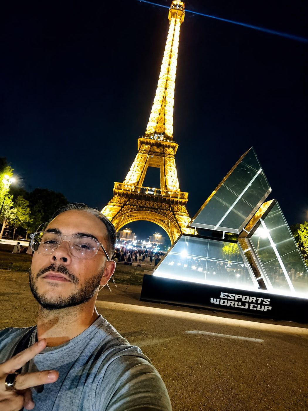 Selfie de nuit devant la tour Eiffel et la structure Esports World Cup