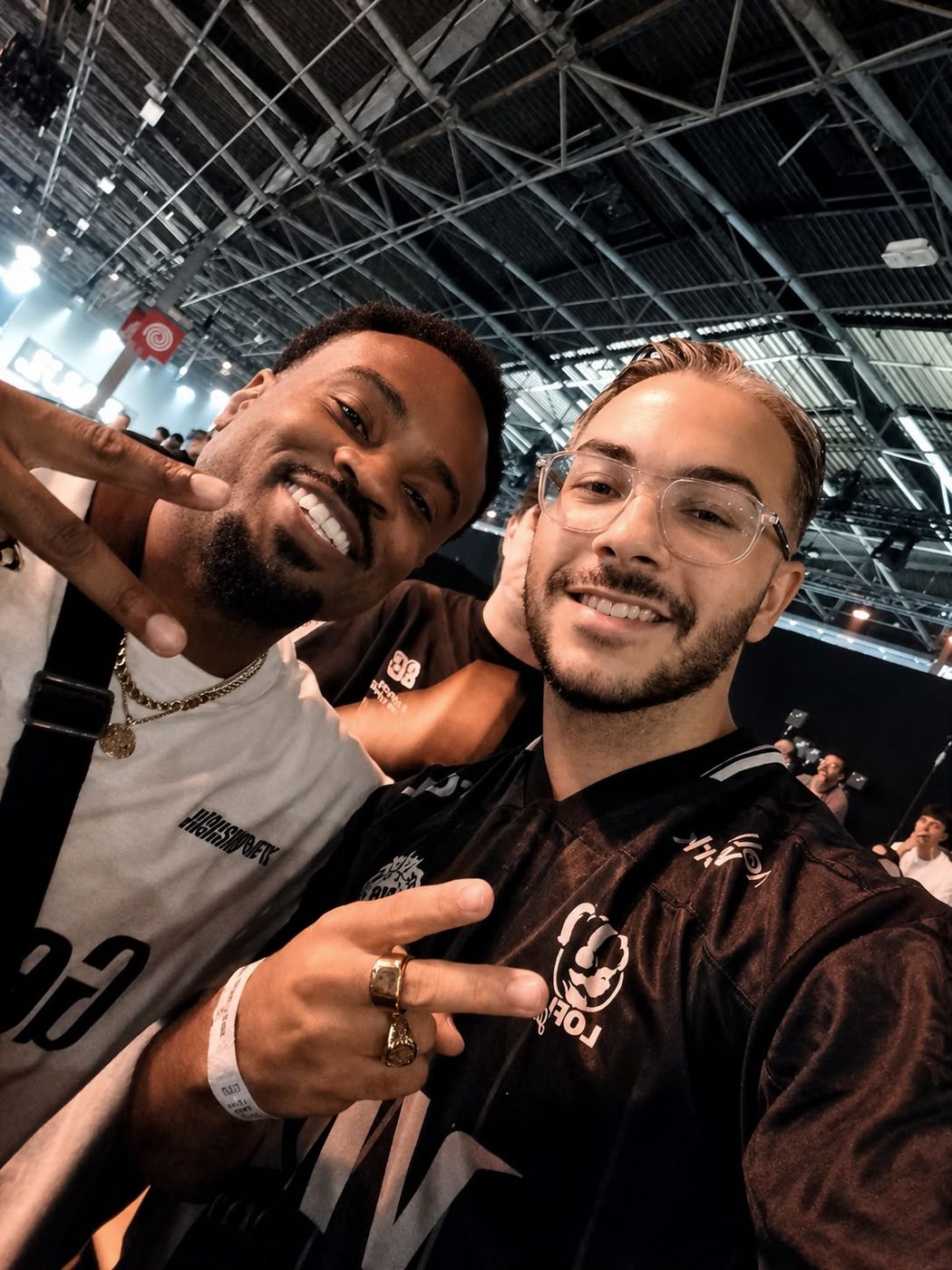 Selfie avec un membre d'une autre team dans le hall de l'EWC