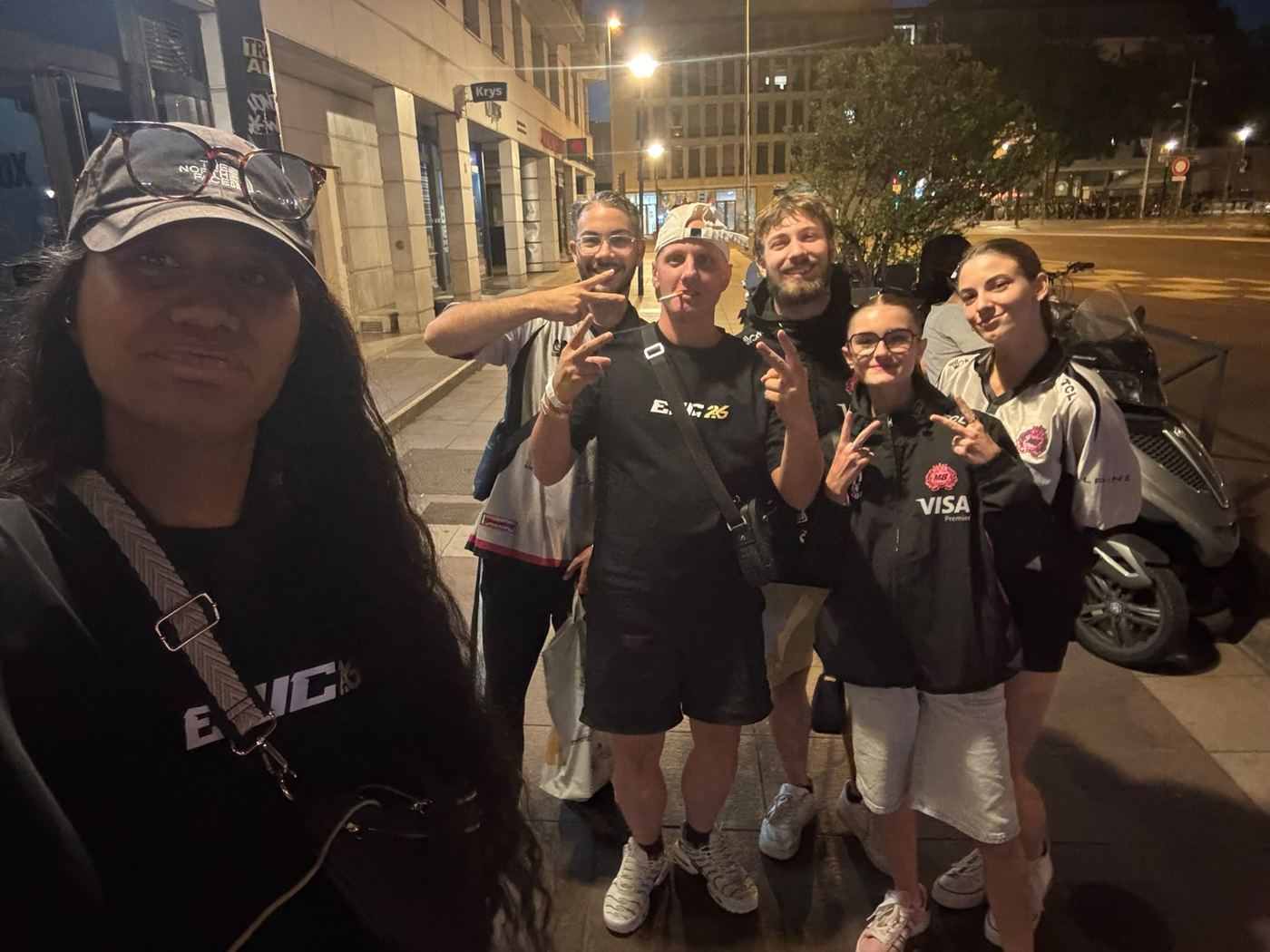 Groupe de la communauté la nuit dans la rue