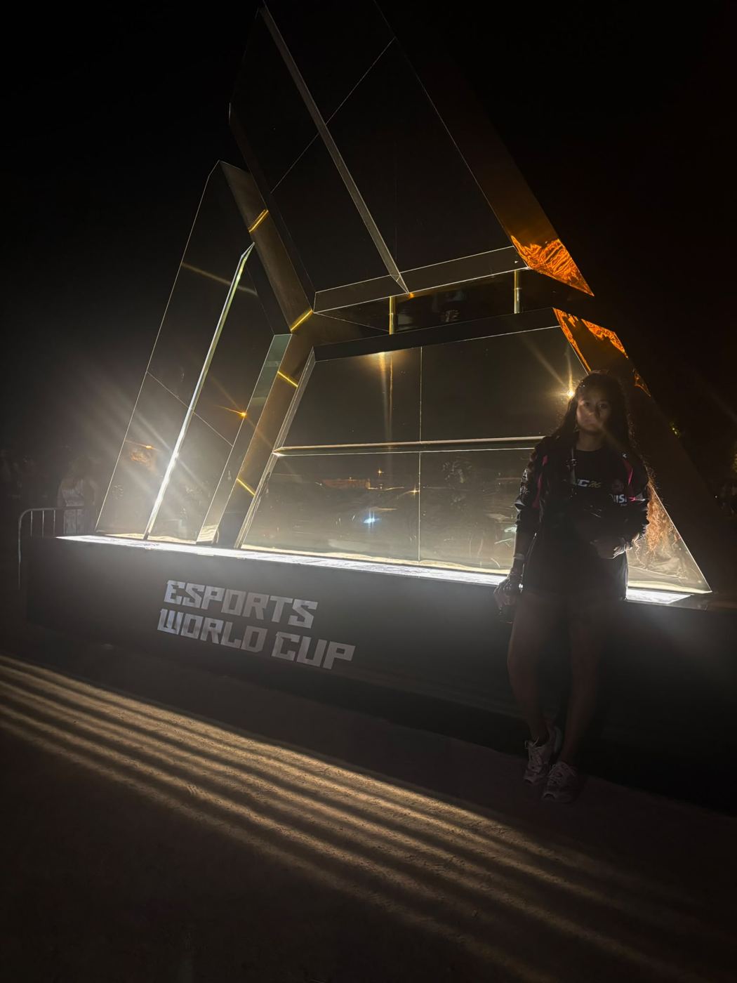 Structure illuminée Esports World Cup de nuit