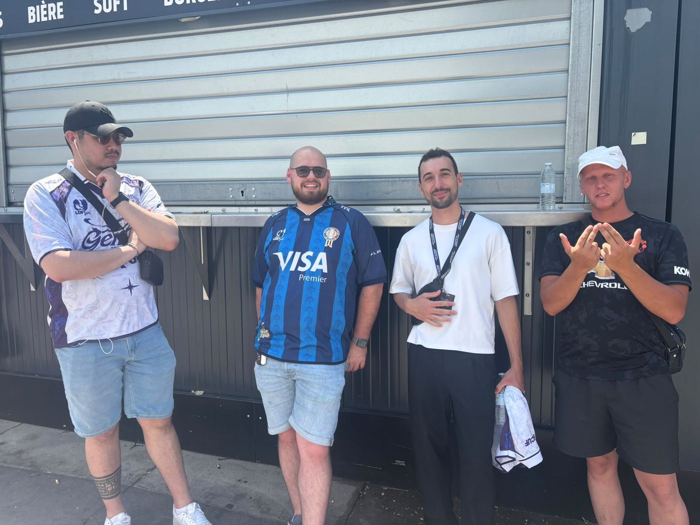 Quatre supporters devant la buvette de l'arène