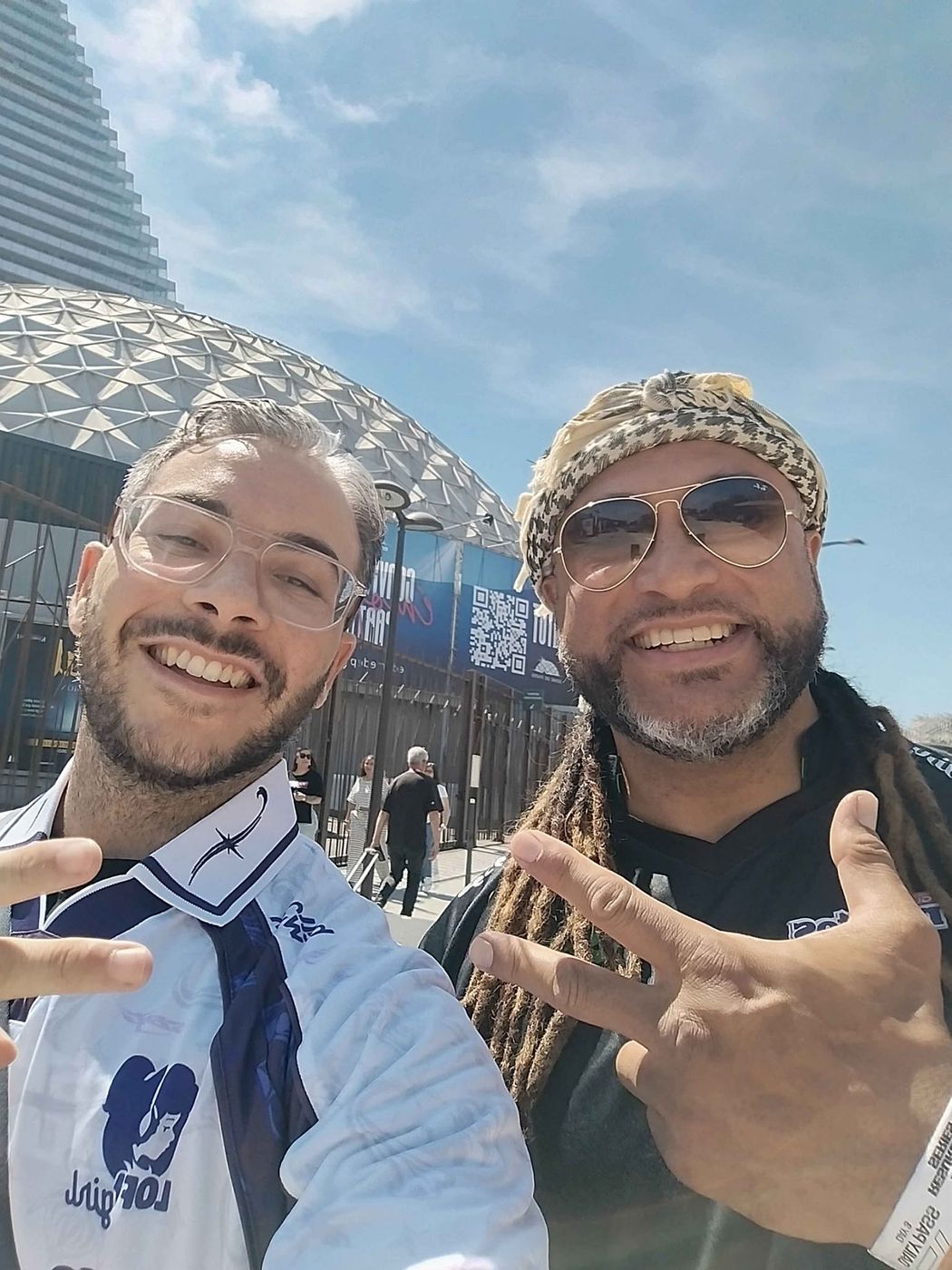 Deux supporters en maillots devant l'arène de l'EWC