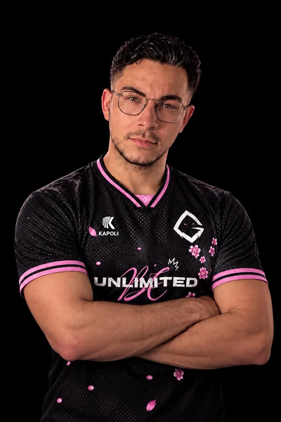 Korvo, joueur Warzone de Team Unlimited, rôle Support Slayer, rang Irridescent. Également caster pour les tournois Warzone.