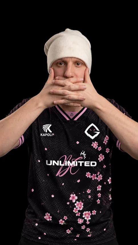Skiepi, joueur Warzone de Team Unlimited, rôle Ancre, rang Irridescent. Sous contrat semi-professionnel.